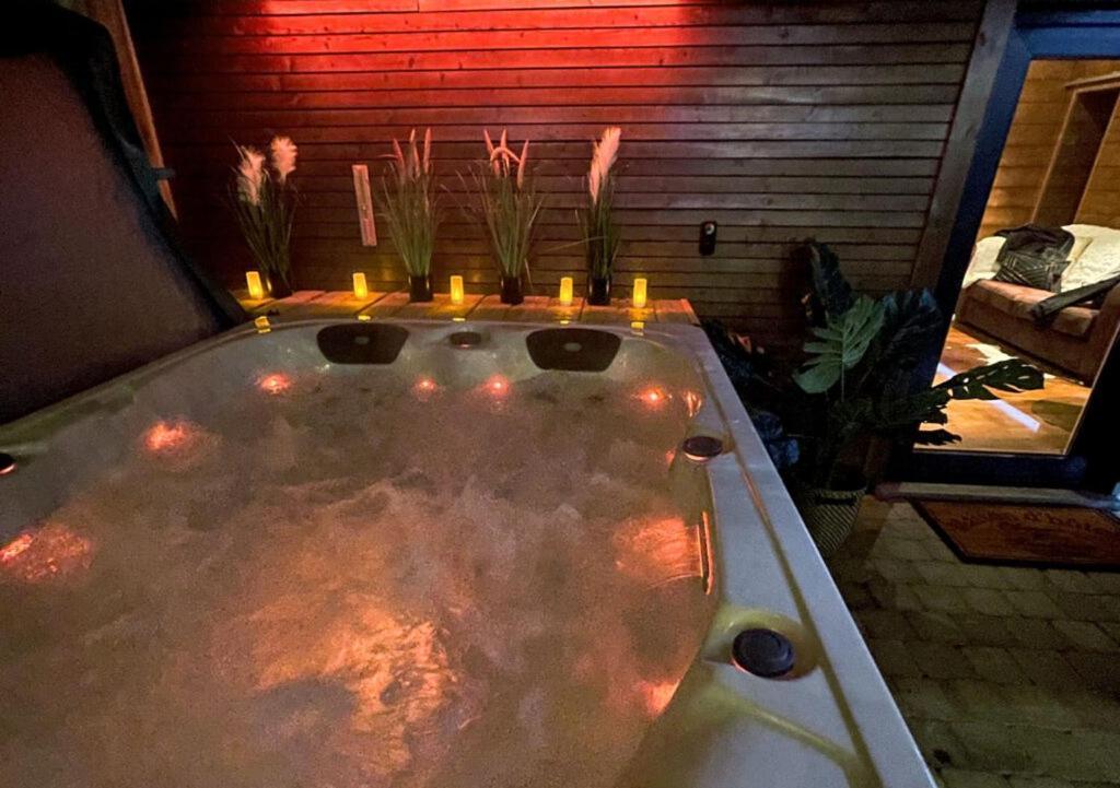 Le Spa Du Cabanon: Cabanon De Luxe Avec Spa Entierement Privatif Aye 외부 사진